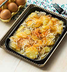 Huevos rotos con patatas y angulas de surimi