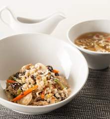 Arroz integral con algas, verduras y pollo