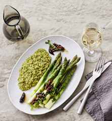 Grünes Graupenrisotto mit Spargel und Morchelbutter