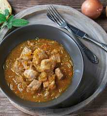 Bocconcini di maiale alle cipolle