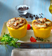 Calamaretti e funghi in cestini di polenta