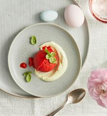 Erdbeersorbet mit Basilikum-Schaum
