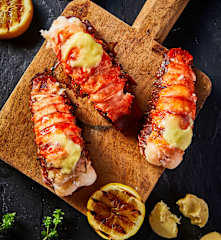 Colas de langosta con mac & cheese trufado