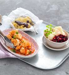 Betterave et chou-fleur en salade, poulet sauce tomate, papillote poire-banane