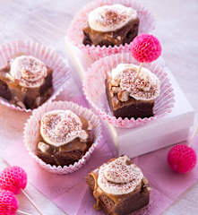 Buttermilch-Brownies mit Haselnuss-Karamell-Creme