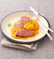 Piersi z kaczki w papilotach z sosem pomarańczowym