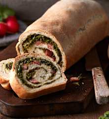 Dinkel-Grünkohl-Brot mit Mettwürstchen