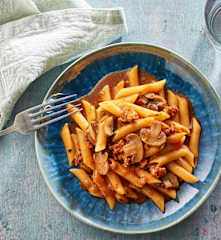 Penne com molho de tomate e chouriço