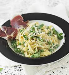 Tagliatelle con guisantes a la menta y jamón ibérico