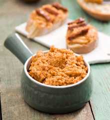 Pasta z kaszy jęczmiennej z suszonymi pomidorami