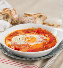 Huevos con salsa de tomate y pimiento rojo
