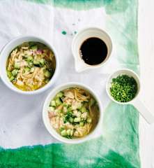 Canja de frango e gengibre com massa integral