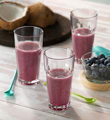 Bebida de agua de coco y arándanos