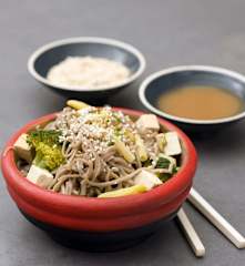 Makaron gryczany soba z warzywami i tofu