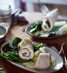 Putenrouladen mit Ricotta-Tomaten-Füllung und Gemüse