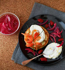 Menu light - Blinis au poisson fumé, pickles d'oignon rouge et chantilly au citron