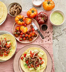 Wraps de vitela com tomate e molho de ervas