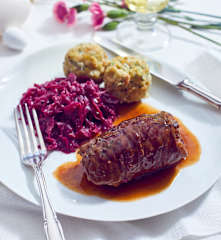 Rinderrouladen mit Knödeln und Rotkohl