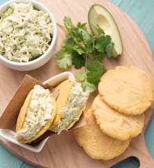 Arepas de pollo y aguacate (Reina pepiada)
