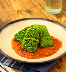 Plněné kapustové listy s rajčaty