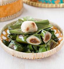 Pulut panggang (grilled rice packets)