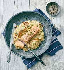 Mediterranes Graupenrisotto mit Sous-vide-Lachs