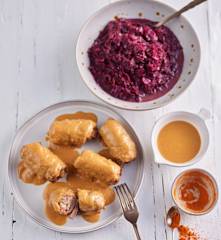 Bifes enrolados com cornichons e couve-roxa