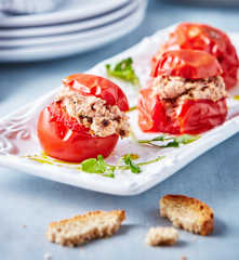 Jitomates rellenos de salmón