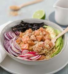 Poke de quinoa con salmón