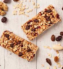 Energieriegel aus Getreide und getrockneten Früchten