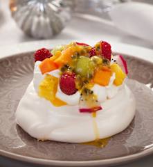 Pavlova mit Früchten