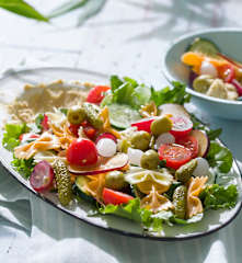 Ensalada de pasta tricolor con hummus y fruta fresca
