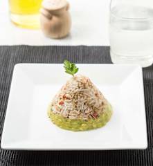 Salát z krabích tyčinek a rýže