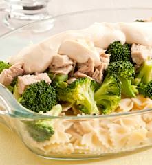 Brócoli con pasta, atún y mayonesa
