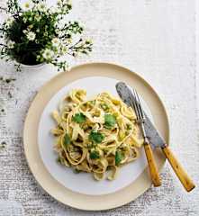 Tagliatelle com peru e ervilhas