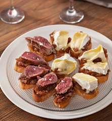 Tostas de cebolla caramelizada con solomillo y camembert