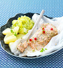 Papillote de saumon, sauce grenade, fondue de poireau et pommes de terre vapeur