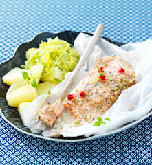 Salmone al cartoccio con salsa al melograno, fonduta di porri e patate al vapore