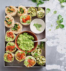 Wraps de abacate, mozarela e pesto