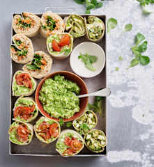 Wraps de húmus de ervilha, tomate-cereja e feta