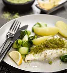 Treska v páře s petrželovou krustou, novými bramborami a cuketou