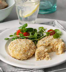 Gruyère salmon patties with salad