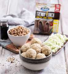 Trendy Lunch (quinoa trio, cukinia, pomidory)  z pulpetami z indyka i surówką