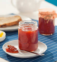 Confiture de fruits tropicaux et fraises sauvages