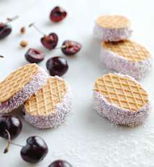 Sanduíches com gelado de iogurte, coco e cereja