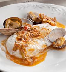 Rosada al vapor con almejas y salsa de verduras