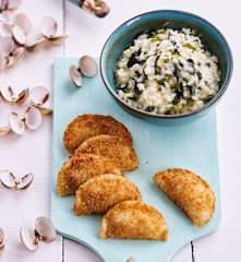 Arroz malandro de nabiças com rissóis de berbigão