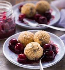 Quark-Klößchen mit heißen Kirschen