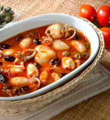 Seppie e calamari in guazzetto di capperi e olive