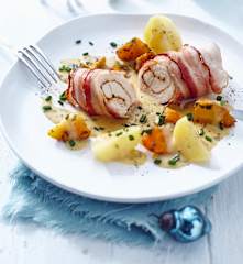 Puten-Speck-Rouladen mit Kartoffeln und Zwiebel-Senf-Sauce